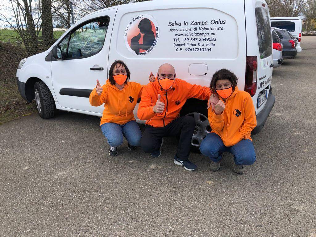 Foto di volontari davanti al furgoncino di Salva La Zampa